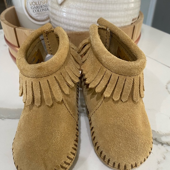 MINNETONKA booties flap back infant size 2 - Picture 9 of 9